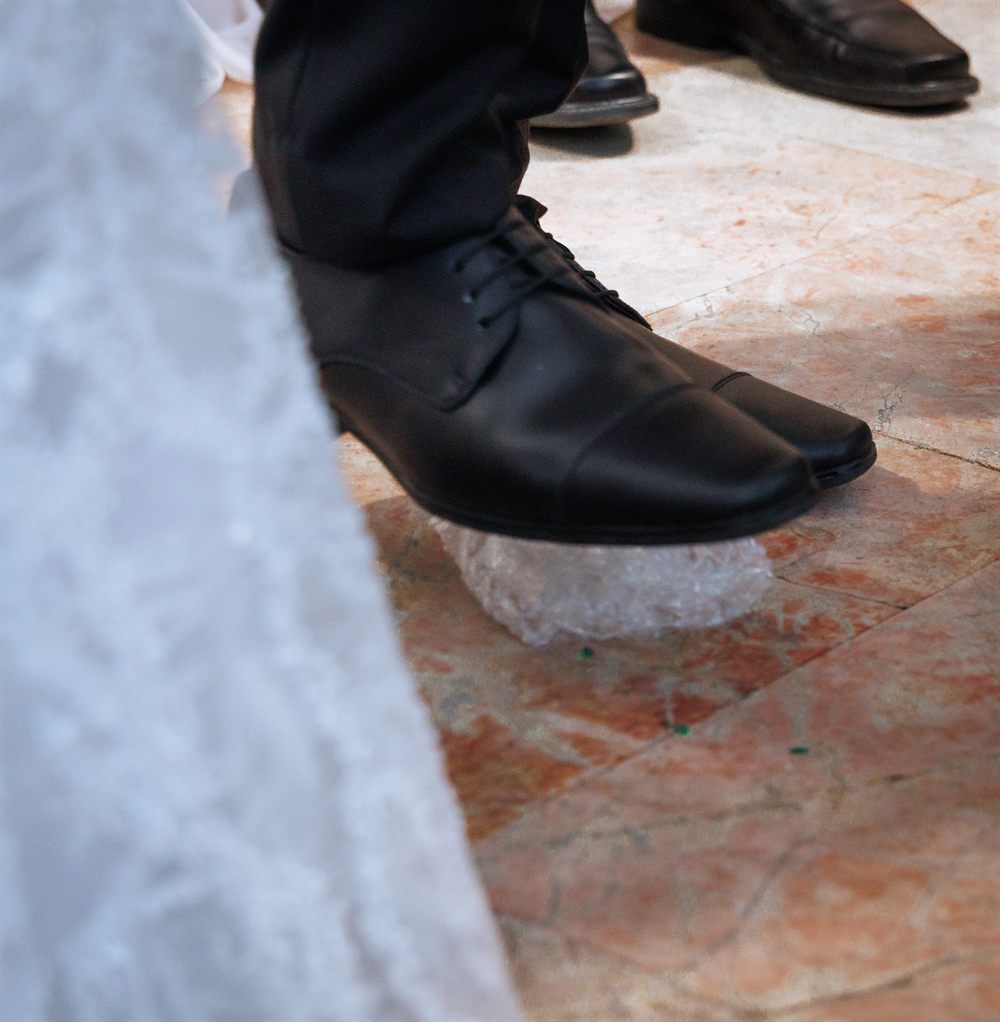 שבירת הכוס מתחת לחופה